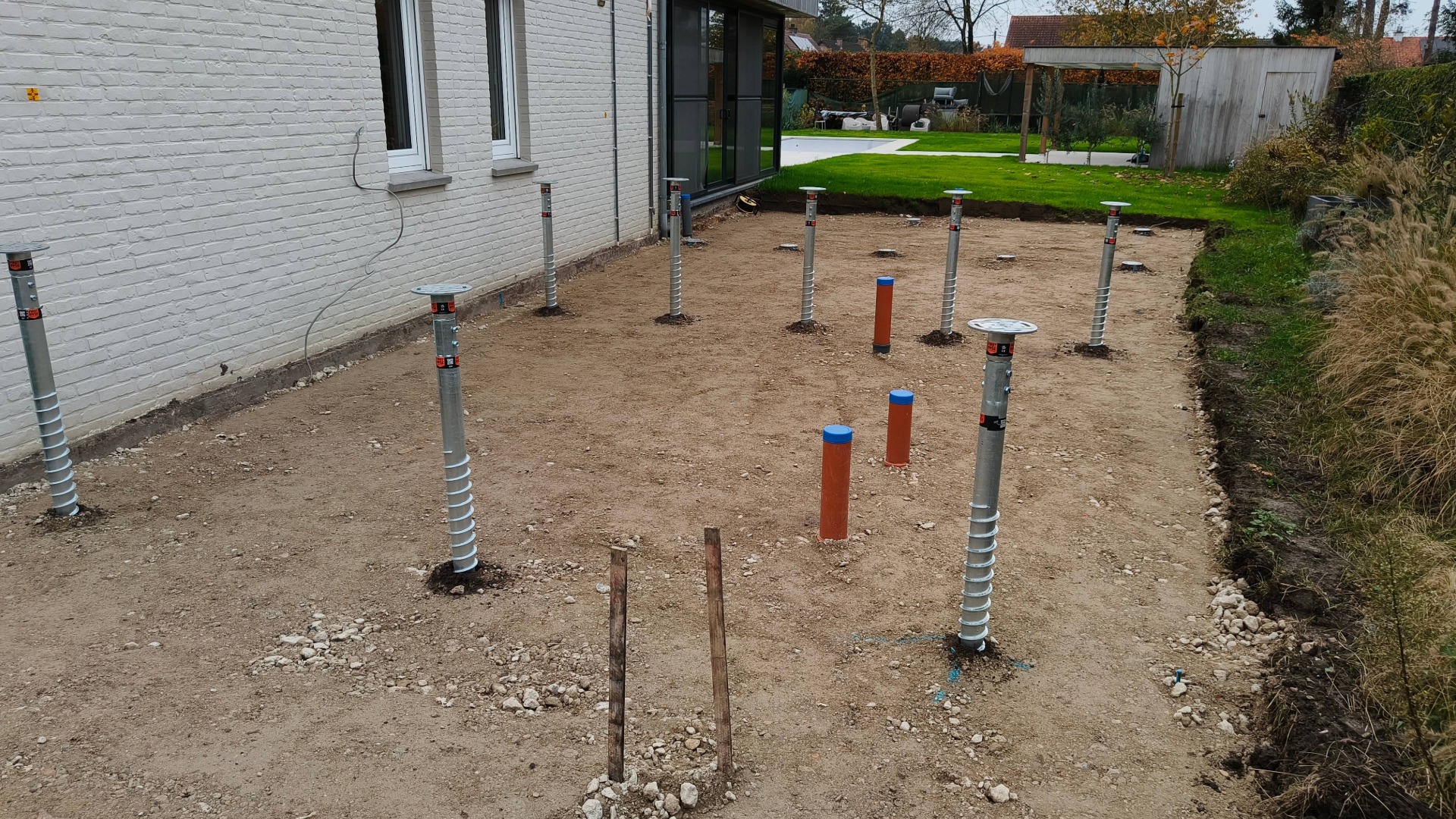 Een beeld van schroeffunderingen.